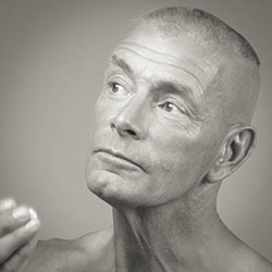 mannen scheren de baard voor het goede doel