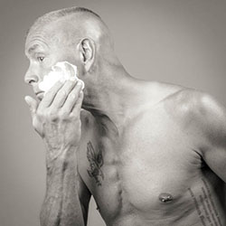 mannen scheren de baard voor het goede doel