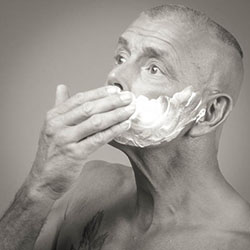 mannen scheren de baard voor het goede doel