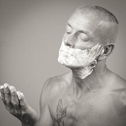 mannen scheren de baard voor het goede doel