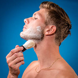 mannen scheren de baard voor het goede doel